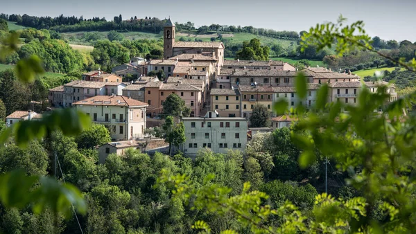 Urbino es una ciudad amurallada en la región de las Marcas de Italia , — Foto de Stock