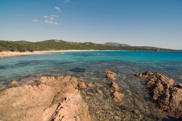 Liscia Ruja beach za jasného dne Sardinie — Stock fotografie