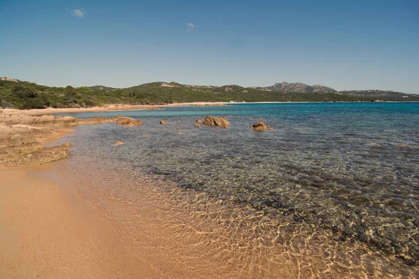Strand liscia ruja an einem klaren Tag sardinien — Stockfoto