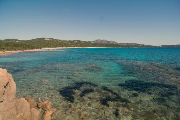 Liscia Ruja praia em um dia claro Sardenha — Fotografia de Stock