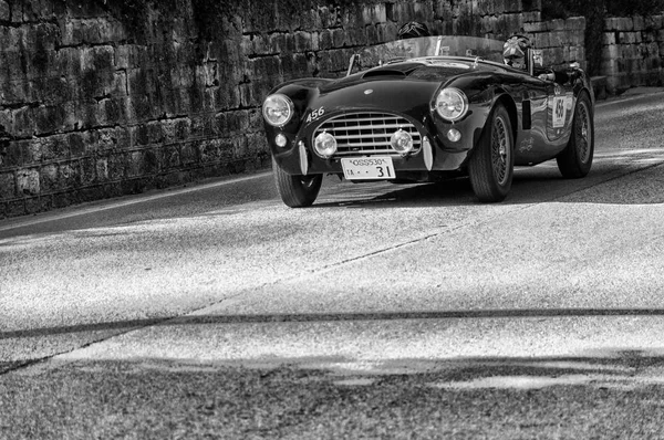 eski model araba A.C. Ace 1957