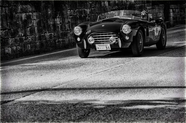 eski model araba A.C. Ace 1957