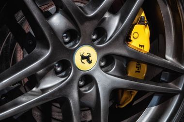  logo kırmızı ferrari araba