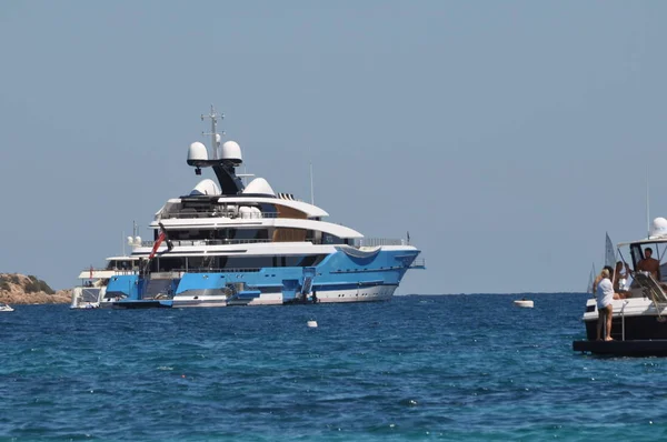 Luksusowy jacht motorowy w Costa Smeralda Sardynia — Zdjęcie stockowe
