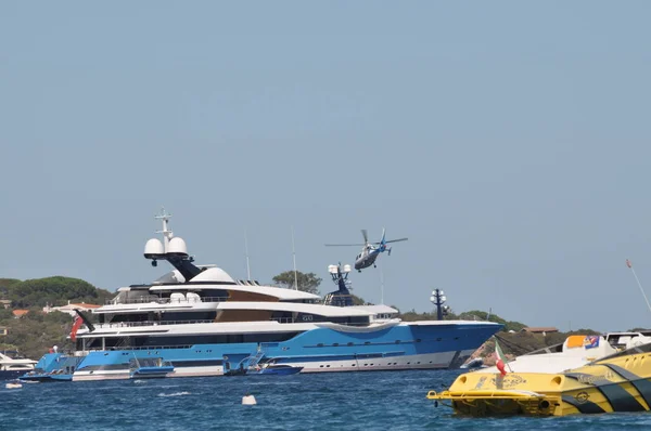 Luxusní motorová jachta v Costa Smeralda Sardinie — Stock fotografie