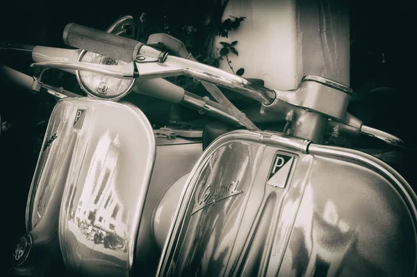 Piaggio Vespa老式短跑摩托车 — 图库照片
