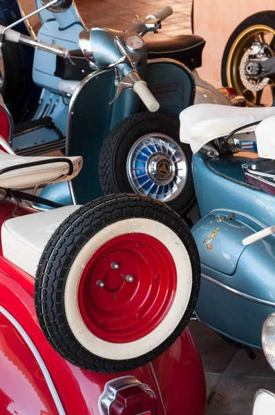 Piaggio Vespa ve lambrettavintage sıçramak motorlu scooter — Stok fotoğraf