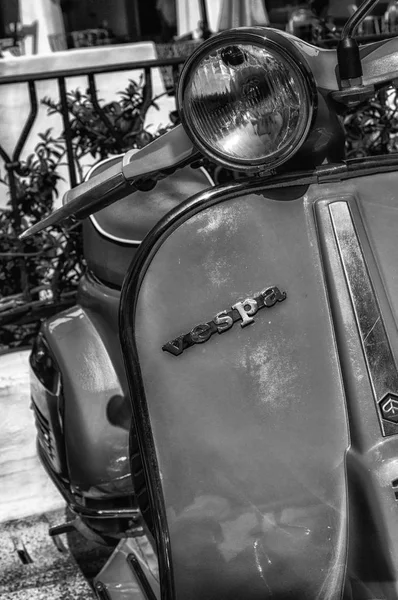 Piaggio и мотороллер LambrettaVintage — стоковое фото