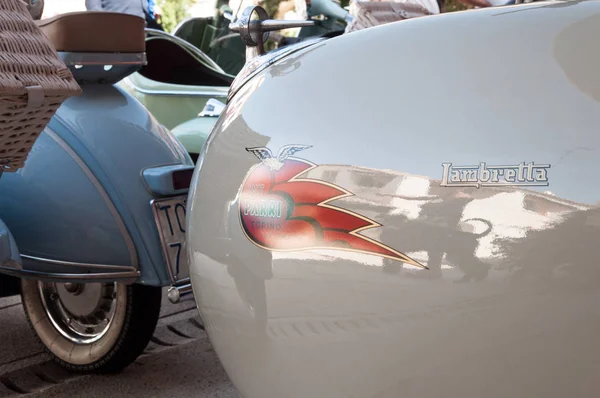 Piaggio и мотороллер LambrettaVintage — стоковое фото