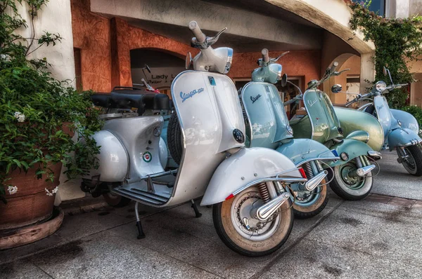 Piaggio Vespa en lambretta vintage sprint motor scooter — Stockfoto