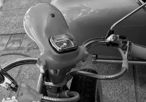 Piaggio Vespa ve lambrettavintage sıçramak motorlu scooter — Stok fotoğraf