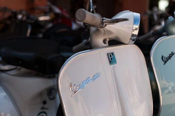 Piaggio Vespa ve lambrettavintage sıçramak motorlu scooter — Stok fotoğraf