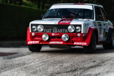 Fiat 131 Abarth 1977 eski yarış araba ralli