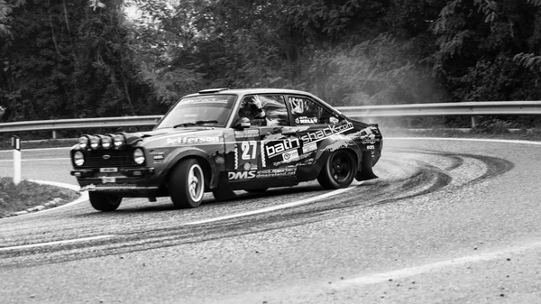 Ford eskortiert seine alten Rennwagen Rallye — Stockfoto