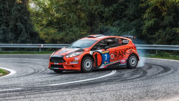 FORD FIESTA R5 rallye de coches de carreras antiguos naranja —  Fotos de Stock