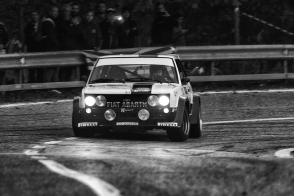 FIAT 131 ABARTH 1977 การชุมนุมรถแข่งเก่า — ภาพถ่ายสต็อก