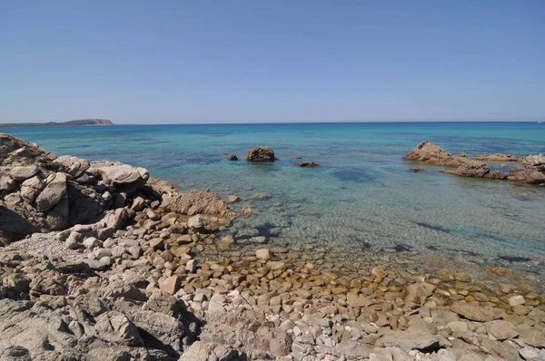 MAIORE EM SARDINIA GALLURA COM O MAR AZUL — Fotografia de Stock