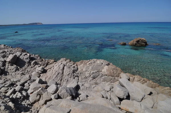 MAIORE EM SARDINIA GALLURA COM O MAR AZUL — Fotografia de Stock