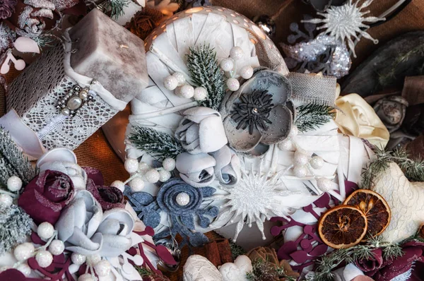  Noel ağacı süsleme biblo dekore edilmiş Noel ağacı üzerinde