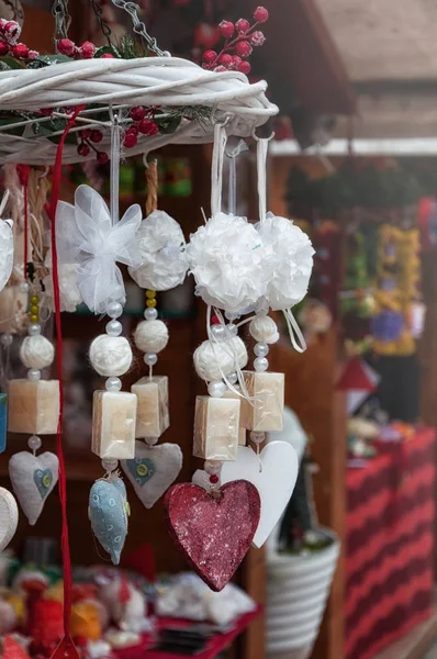 Decoração de árvore de natal bugiganga na árvore de Natal decorada — Fotografia de Stock