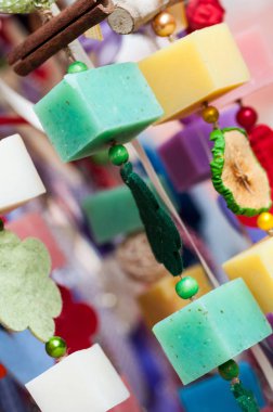 Yılbaşı kutlama tatil arka plan - Noel ağacı süsleme biblo dekore edilmiş Noel ağacı üzerinde