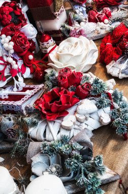 Yılbaşı kutlama tatil arka plan - Noel ağacı süsleme biblo dekore edilmiş Noel ağacı üzerinde