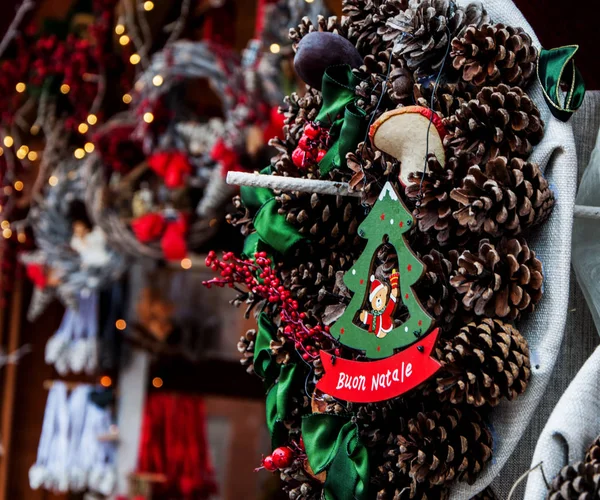 Weihnachtsfeier Feiertag Hintergrund Christbaumschmuck Christbaumkugel Auf Geschmücktem Weihnachtsbaum — Stockfoto