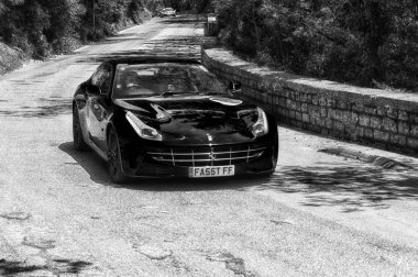 Yarış araba ralli Mille Miglia 2017 yılında ünlü İtalyan tarihi Formula (1927-1957) 19 Mayıs 2017 üzerinde eski bir Ferrari Ff2012