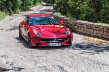 Yarış araba ralli Mille Miglia 2017 yılında ünlü İtalyan tarihi Formula (1927-1957) 19 Mayıs 2017 üzerinde eski bir Ferrari Ff2012