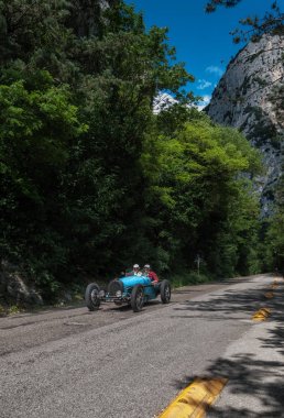 Gola Del Furlo, İtalya - 19 Mayıs: Ünlü İtalyan tarihi Formula yarış araba ralli Mille Miglia 2017 yılında eski bir Bugatti türü 59 1934 (1927-1957) tarihinde 19 Mayıs 2017