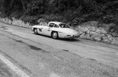 Gola Del Furlo, İtalya - 19 Mayıs: Mercedes-Benz 300 Sl darbe W 198 1954 tarihinde eski bir yarış araba ralli Mille Miglia 2017 ünlü İtalyan tarihi yarış (1927-1957) 19 Mayıs 2017