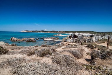 Ünlü Rena Maiore Sardunya Gallura mavi deniz, plaj
