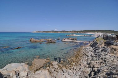 Ünlü Rena Maiore Sardunya Gallura mavi deniz, plaj