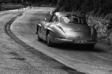 Gola Del Furlo, İtalya - 19 Mayıs: Mercedes-Benz 300 Sl darbe W 198 1954 tarihinde eski bir yarış araba ralli Mille Miglia 2017 ünlü İtalyan tarihi yarış (1927-1957) 19 Mayıs 2017