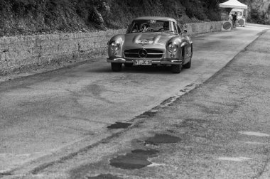 Gola Del Furlo, İtalya - 19 Mayıs: Mercedes-Benz 300 Sl darbe W 198 1954 tarihinde eski bir yarış araba ralli Mille Miglia 2017 ünlü İtalyan tarihi yarış (1927-1957) 19 Mayıs 2017