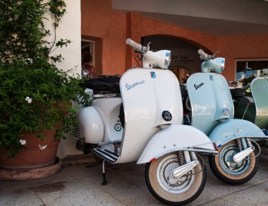 Porto Cervo, İtalya - 29 Haziran 2016: Piaggio Vespa ve lambrettavintage sıçramak motorlu scooter motosiklet motosiklet