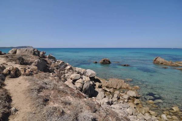 著名海滩 Rena Maiore 在撒丁岛 Gallura 与蓝色的海 — 图库照片