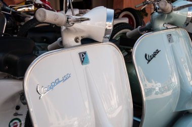 Porto Cervo, İtalya - 29 Haziran 2016: Piaggio Vespa ve lambrettavintage sıçramak motorlu scooter motosiklet motosiklet