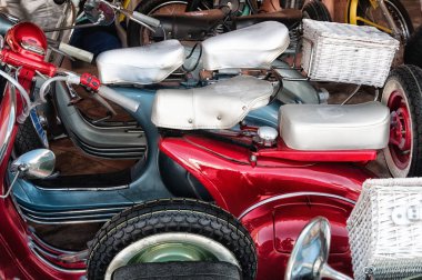 Porto Cervo, İtalya - 29 Haziran 2016: Piaggio Vespa ve lambrettavintage sıçramak motorlu scooter motosiklet motosiklet