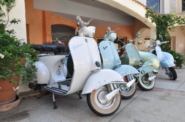 Porto Cervo, İtalya - 29 Haziran 2016: Piaggio Vespa ve lambrettavintage sıçramak motorlu scooter motosiklet motosiklet