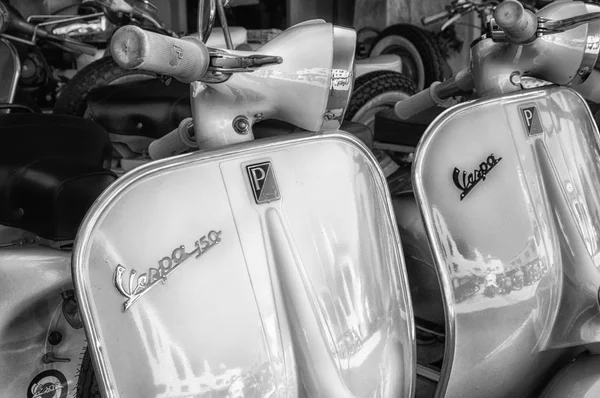波尔图切尔沃 意大利 2016年6月29日 比亚乔摩托摩托车和 Lambrettavintage 短跑摩托机车 — 图库照片