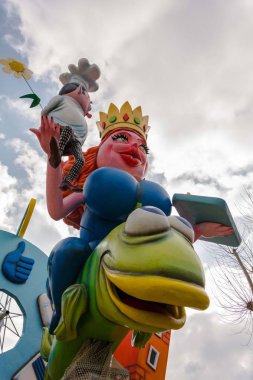 Fano, İtalya - dönmüş 11, 2018: Fano karnaval mach kağıt içinde büyük yüzen çok popüler grand geçit olduğunu.