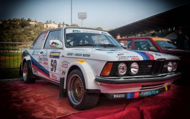Sanmarino, Sanmarino - Ott 21, 2017: Bmw 323 E21 1981 yılında eski yarış otomobili ralli efsanesi 2017 ünlü San Marino Tarihi yarış