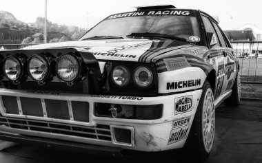 San Marino - Ott 21, 2017: Lancia Delta Int. 16v 1990 içinde eski yarış araba ralli tarihi yarış