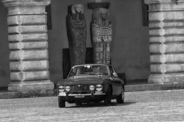 Pesaro, İtalya - 28 Nisan-2018: Alfa Romeo Junior Gt Sprint RAID Adriatico 28 Nisan 2018 ünlü İtalyan tarihi yarış içinde eski bir yarış araba üzerinde