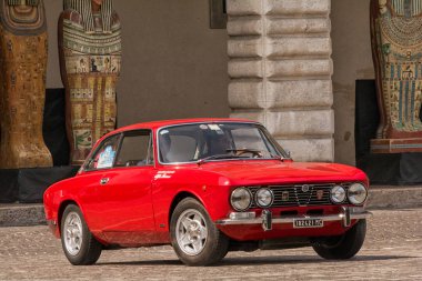 Pesaro, İtalya - 28 Nisan-2018: Alfa Romeo Junior Gt Sprint RAID Adriatico 28 Nisan 2018 ünlü İtalyan tarihi yarış içinde eski bir yarış araba üzerinde