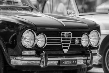 Pesaro, İtalya - Nisan 28-2018: Alfa Romeo Giulia üzerinde eski bir yarış araba ralli RAID Adriatico 2018 Nisan 2018 üzerinde ünlü İtalyan tarihi Formula