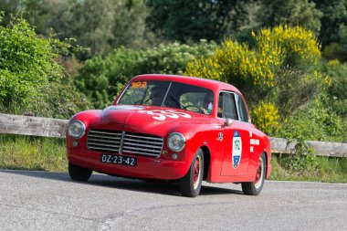 Pesaro Colle San Bartolo, İtalya - 17 Mayıs - 2018: Abarth Fiat 1400 Touring 1950 Mille Miglia 2018 rallisinde eski bir yarış arabası ile ünlü İtalyan tarihi yarışı (1927-1957))