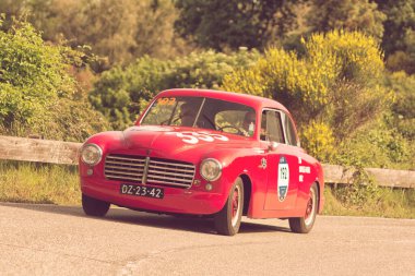 Pesaro Colle San Bartolo, İtalya - 17 Mayıs - 2018: Abarth Fiat 1400 Touring 1950 Mille Miglia 2018 rallisinde eski bir yarış arabası ile ünlü İtalyan tarihi yarışı (1927-1957))