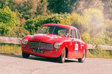 Pesaro Colle San Bartolo, İtalya - 17 Mayıs - 2018: Abarth Fiat 1400 Touring 1950 Mille Miglia 2018 rallisinde eski bir yarış arabası ile ünlü İtalyan tarihi yarışı (1927-1957))